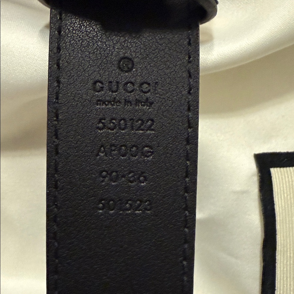 Gucci Black Leather Belt with Gold Emblem - Picture 6 of 11